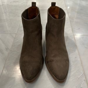 Women’s Universal Thread boots size 9